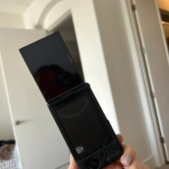 Sony ZV-1F Vlog Camera for Content Creators and Vloggers Black - Picture 4 of 6